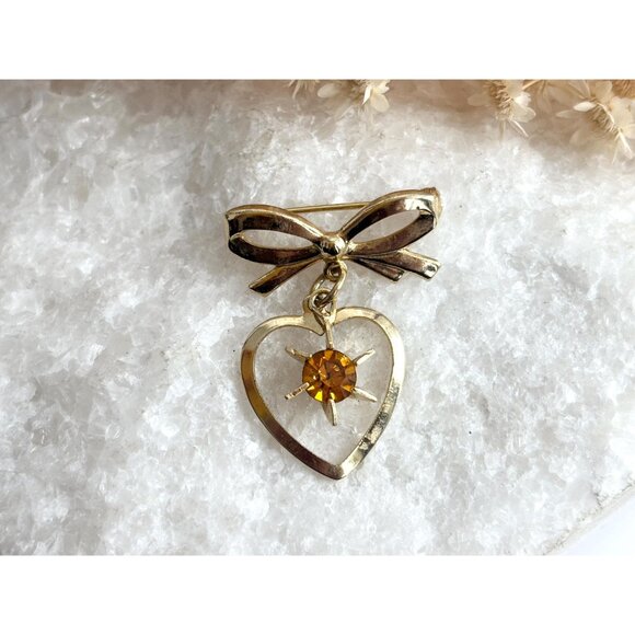 Gold Toned Matte Ribboned Bow Heart Shaped Orange Rhinestoned Brooch - Picture 3 of 9